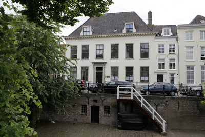 903117 Gezicht op de voorgevels van de panden Nieuwegracht 25 en 27 te Utrecht.